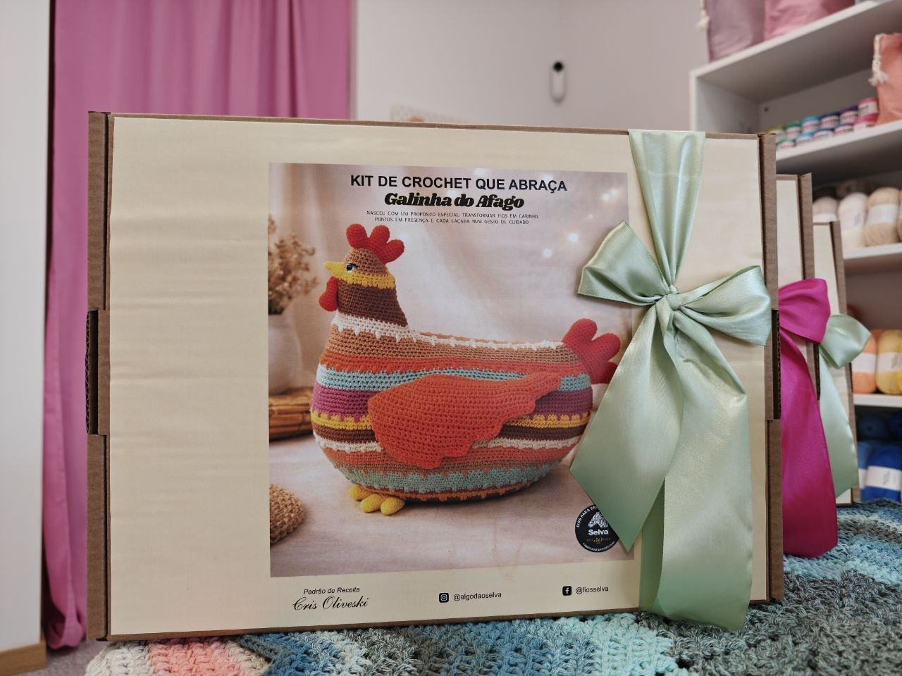 Crochet kit Cuddling Chicken